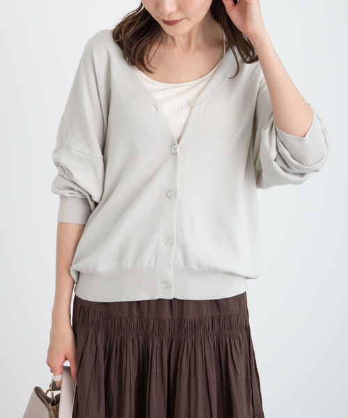 earth music&ecology(アースミュージックアンドエコロジー)の「【WEB限定】Vネックニットカーディガン *(カーディガン/ボレロ・レディース・ブラック/ネイビー/ブラウン/レッド/オフホワイト/サックスブルー/ピンク/ターコイズブルー/ブルー/グリーン/ミント/マスタード/ラベンダー/ピンクベージュ/オレンジ系その他/その他8/ロイヤルブルー/ライトベージュ/チェリーレッド/ライトグレー系1/ライトグレー系2・SMALL/MEDIUM)」の4枚目の写真