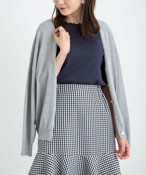 earth music&ecology(アースミュージックアンドエコロジー)の「【WEB限定】Vネックニットカーディガン *(カーディガン/ボレロ・レディース・ブラック/ネイビー/ブラウン/レッド/オフホワイト/サックスブルー/ピンク/ターコイズブルー/ブルー/グリーン/ミント/マスタード/ラベンダー/ピンクベージュ/オレンジ系その他/その他8/ロイヤルブルー/ライトベージュ/チェリーレッド/ライトグレー系1/ライトグレー系2・SMALL/MEDIUM)」の5枚目の写真