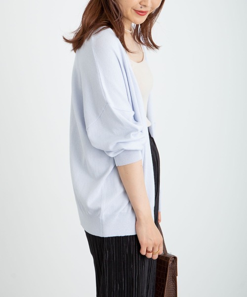 earth music&ecology(アースミュージックアンドエコロジー)の「【WEB限定】Vネックニットカーディガン *(カーディガン/ボレロ・レディース・ブラック/ネイビー/ブラウン/レッド/オフホワイト/サックスブルー/ピンク/ターコイズブルー/ブルー/グリーン/ミント/マスタード/ラベンダー/ピンクベージュ/オレンジ系その他/その他8/ロイヤルブルー/ライトベージュ/チェリーレッド/ライトグレー系1/ライトグレー系2・SMALL/MEDIUM)」の11枚目の写真