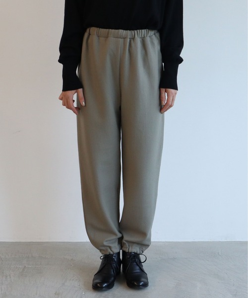 yuni(ユニ )の「スーパー100ウールル天hem gommeパンツ(その他パンツ・レディース・カーキ/ベージュ/ブラック・FREE)」の17枚目の写真