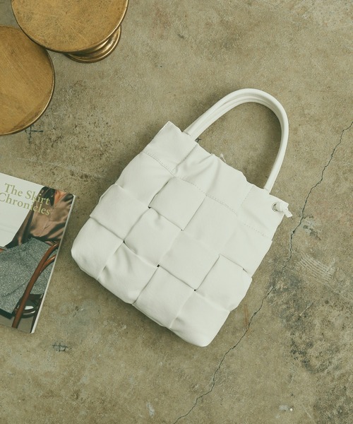 VIS(ビス)の「アクセントにぴったり。イントレチャート2WAYショルダー(ショルダーバッグ・レディース・ホワイト/ブラック/シルバー・FREE)」の1枚目の写真