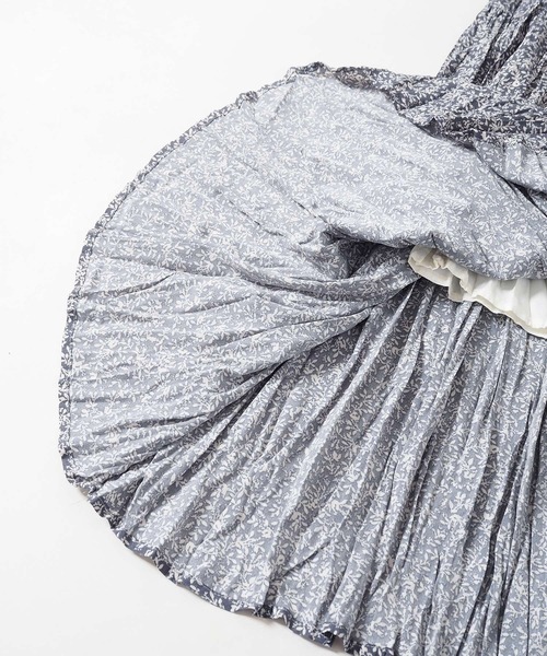 Crisp yours(クリスプユアーズ)の「【WEB限定】フラワーティアードワンピース(ワンピース・レディース・ブルー/アイボリー・FREE)」の5枚目の写真