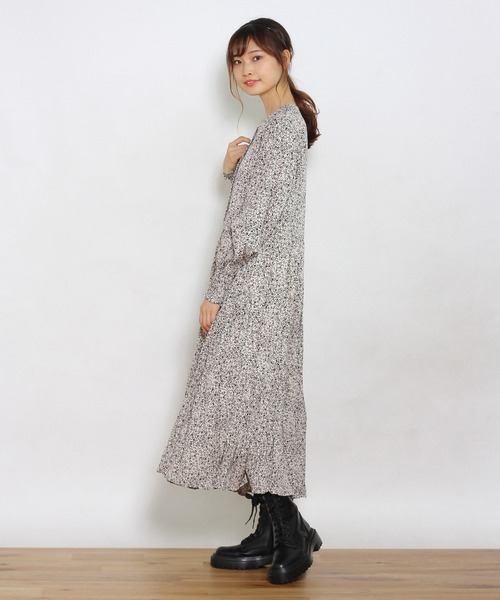 Crisp yours(クリスプユアーズ)の「【WEB限定】フラワーティアードワンピース(ワンピース・レディース・ブルー/アイボリー・FREE)」の15枚目の写真