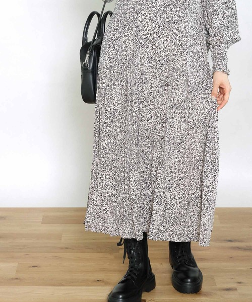 Crisp yours(クリスプユアーズ)の「【WEB限定】フラワーティアードワンピース(ワンピース・レディース・ブルー/アイボリー・FREE)」の19枚目の写真