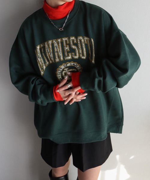 COURO（コウロ）の「カレッジロゴスウェット（スウェット・レディース・ライトグレー/ダークグリーン/ネイビー/霜降りグレー/オートミール/グレー系その他/ダークグリーン系/ネイビー系/ブルー/ブルー系その他/レッド系その他/アイボリー系/パープル系その他/ネイビー系1/グレー/パープル/レッド・M/L/XL）」の9枚目の写真