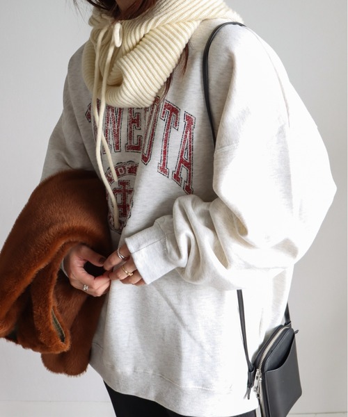 COURO（コウロ）の「カレッジロゴスウェット（スウェット・レディース・ライトグレー/ダークグリーン/ネイビー/霜降りグレー/オートミール/グレー系その他/ダークグリーン系/ネイビー系/ブルー/ブルー系その他/レッド系その他/アイボリー系/パープル系その他/ネイビー系1/グレー/パープル/レッド・M/L/XL）」の4枚目の写真