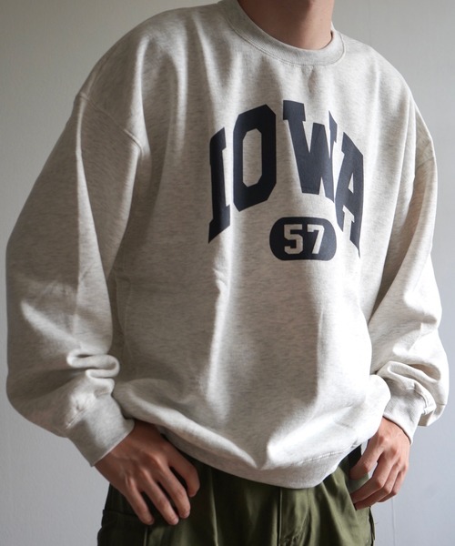 COURO（コウロ）の「カレッジロゴスウェット（スウェット・レディース・ライトグレー/ダークグリーン/ネイビー/霜降りグレー/オートミール/グレー系その他/ダークグリーン系/ネイビー系/ブルー/ブルー系その他/レッド系その他/アイボリー系/パープル系その他/ネイビー系1/グレー/パープル/レッド・M/L/XL）」の6枚目の写真