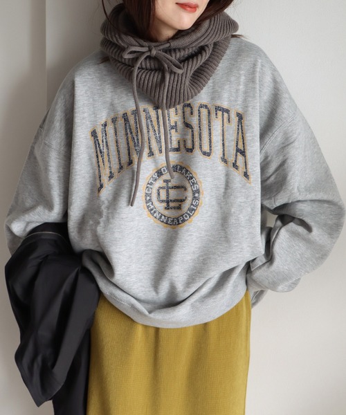 COURO（コウロ）の「カレッジロゴスウェット（スウェット・レディース・ライトグレー/ダークグリーン/ネイビー/霜降りグレー/オートミール/グレー系その他/ダークグリーン系/ネイビー系/ブルー/ブルー系その他/レッド系その他/アイボリー系/パープル系その他/ネイビー系1/グレー/パープル/レッド・M/L/XL）」の5枚目の写真