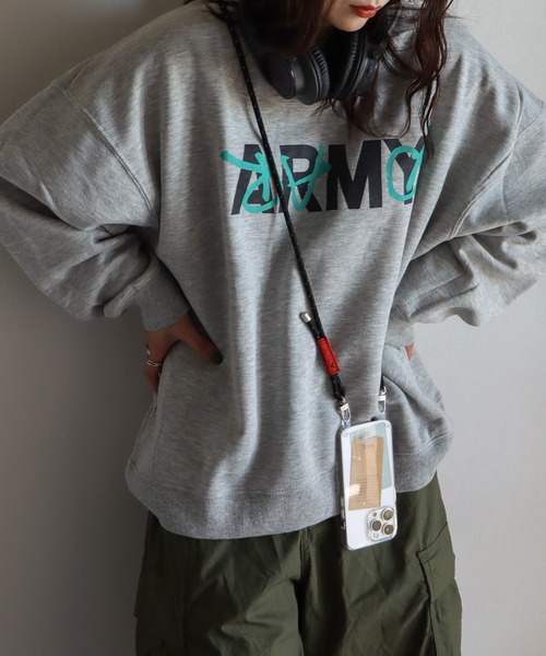 COURO（コウロ）の「カレッジロゴスウェット（スウェット・レディース・ライトグレー/ダークグリーン/ネイビー/霜降りグレー/オートミール/グレー系その他/ダークグリーン系/ネイビー系/ブルー/ブルー系その他/レッド系その他/アイボリー系/パープル系その他/ネイビー系1/グレー/パープル/レッド・M/L/XL）」の3枚目の写真