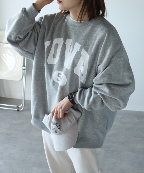 COURO（コウロ）の「カレッジロゴスウェット（スウェット・レディース・ライトグレー/ダークグリーン/ネイビー/霜降りグレー/オートミール/グレー系その他/ダークグリーン系/ネイビー系/ブルー/ブルー系その他/レッド系その他/アイボリー系/パープル系その他/ネイビー系1/グレー/パープル/レッド・M/L/XL）」の2枚目の写真