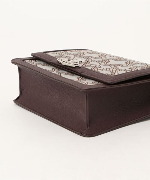 Vivienne Westwood(ヴィヴィアンウエストウッド)の「41020011-12089-LADEBBIE MEDIUM BAG WITH FLAP(ショルダーバッグ・レディース・ブラウン・FREE)」の3枚目の写真