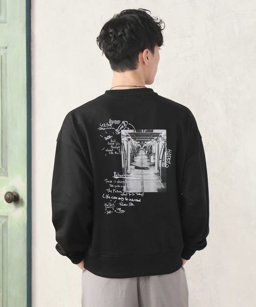 TopIsm（トップイズム）の「【2022】バックフォトプリント スウェット（スウェット・メンズ・ブラック/オフホワイト/スモークピンク・M/L）」の2枚目の写真