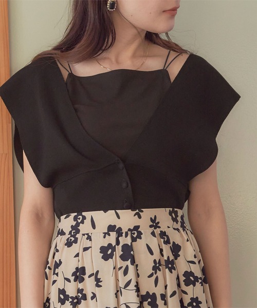 titivate（ティティベイト）の「深Vﾈｯｸﾃﾞｻﾞｲﾝﾆｯﾄﾍﾞｽﾄ（ベスト・レディース・キャメル/ブラック/ライトベージュ・M/L/S）」の2枚目の写真