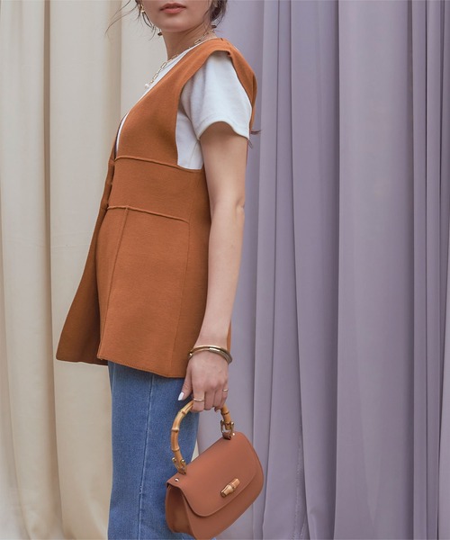 titivate（ティティベイト）の「深Vﾈｯｸﾃﾞｻﾞｲﾝﾆｯﾄﾍﾞｽﾄ（ベスト・レディース・キャメル/ブラック/ライトベージュ・M/L/S）」の4枚目の写真