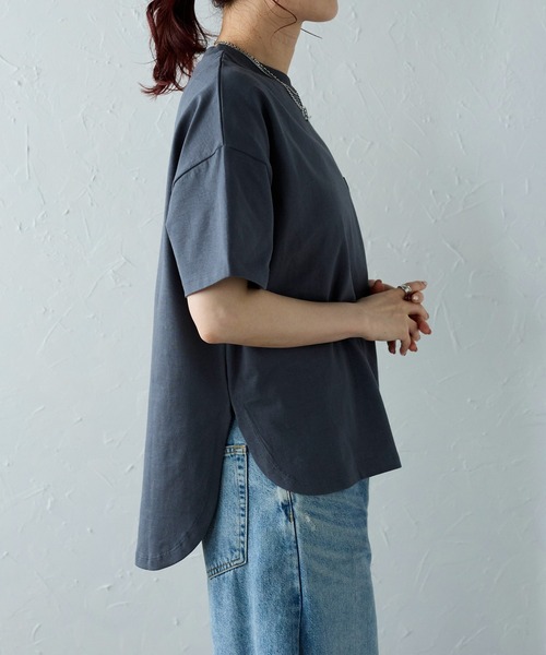 Fizz(フィズ)の「【Fizz/フィズ】 サイドスリット ポケット付きコットンTシャツ(Tシャツ/カットソー・レディース・グレイッシュベージュ/アイボリー/ブラック/ブルー/ホワイト×ネイビー/ブラック×ホワイト・M)」の1枚目の写真
