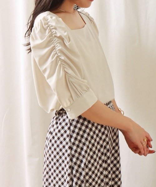 libelle more(リベル モア)の「スクエアネック袖ギャザーブラウス(シャツ/ブラウス・レディース・オフホワイト/ライトブルー/テラコッタ/ブラック・L/M)」の2枚目の写真