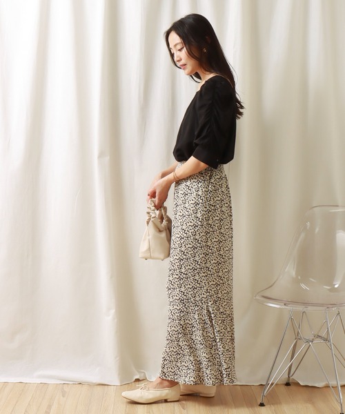 libelle more(リベル モア)の「スクエアネック袖ギャザーブラウス(シャツ/ブラウス・レディース・オフホワイト/ライトブルー/テラコッタ/ブラック・L/M)」の16枚目の写真