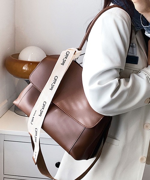 florist（フローリスト）の「【仕切りポケット付】【2WAY/3WAY】ロゴ入りリボン付属スクエアフラップレザートートバッグ/ショルダーバッグ（ショルダーバッグ・レディース・ブラック/ブラウン/オフホワイト/ライトグリーン・FREE）」の9枚目の写真