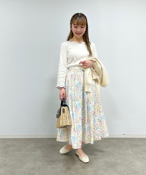 couture brooch（クチュールブローチ）の「◆【春を感じる、花柄アイテム】ラッピングフラワープリントタック&ギャザースカート（スカート・レディース・アイボリー系/ネイビー系・38/40/42）」の11枚目の写真