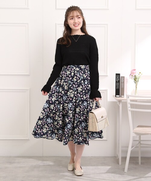 couture brooch（クチュールブローチ）の「◆【春を感じる、花柄アイテム】ラッピングフラワープリントタック&ギャザースカート（スカート・レディース・アイボリー系/ネイビー系・38/40/42）」の13枚目の写真