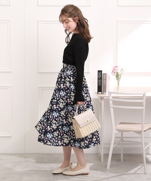 couture brooch（クチュールブローチ）の「◆【春を感じる、花柄アイテム】ラッピングフラワープリントタック&ギャザースカート（スカート・レディース・アイボリー系/ネイビー系・38/40/42）」の14枚目の写真