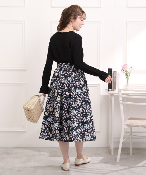 couture brooch（クチュールブローチ）の「◆【春を感じる、花柄アイテム】ラッピングフラワープリントタック&ギャザースカート（スカート・レディース・アイボリー系/ネイビー系・38/40/42）」の15枚目の写真