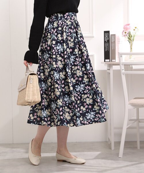 couture brooch（クチュールブローチ）の「◆【春を感じる、花柄アイテム】ラッピングフラワープリントタック&ギャザースカート（スカート・レディース・アイボリー系/ネイビー系・38/40/42）」の16枚目の写真