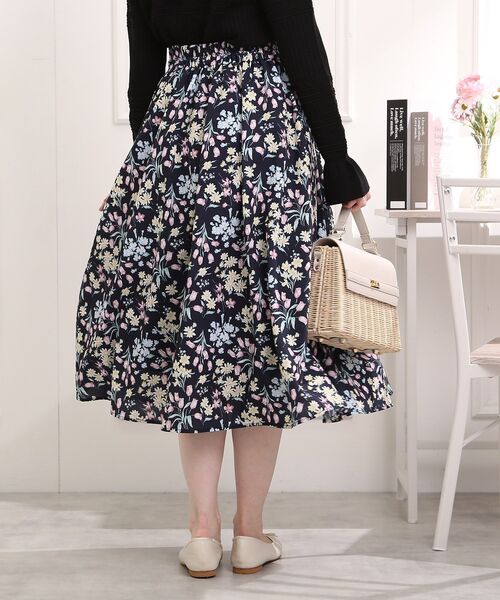 couture brooch（クチュールブローチ）の「◆【春を感じる、花柄アイテム】ラッピングフラワープリントタック&ギャザースカート（スカート・レディース・アイボリー系/ネイビー系・38/40/42）」の17枚目の写真