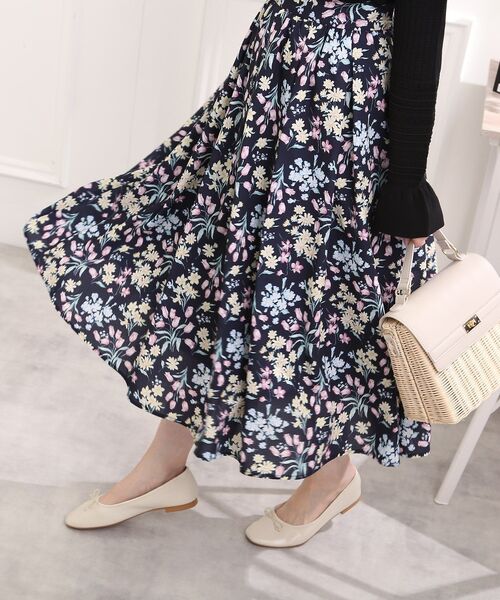 couture brooch（クチュールブローチ）の「◆【春を感じる、花柄アイテム】ラッピングフラワープリントタック&ギャザースカート（スカート・レディース・アイボリー系/ネイビー系・38/40/42）」の18枚目の写真