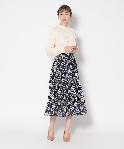 couture brooch（クチュールブローチ）の「◆【春を感じる、花柄アイテム】ラッピングフラワープリントタック&ギャザースカート（スカート・レディース・アイボリー系/ネイビー系・38/40/42）」の20枚目の写真