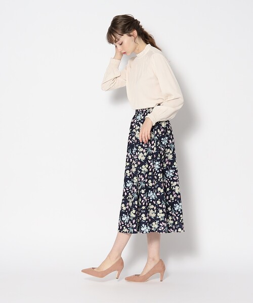 couture brooch（クチュールブローチ）の「◆【春を感じる、花柄アイテム】ラッピングフラワープリントタック&ギャザースカート（スカート・レディース・アイボリー系/ネイビー系・38/40/42）」の21枚目の写真