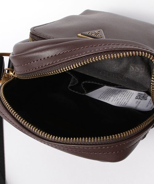 Guess（ゲス）の「SCALA Crossbody Double Pocket（ショルダーバッグ・メンズ・ダークブラウン/ブラック・ONE SIZE）」の6枚目の写真