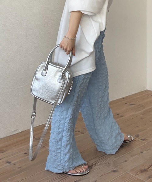 wee9s（ウィークス）の「2way square enamel shoulder bag / 2wayスクエアエナメルショルダーバッグ（ショルダーバッグ・レディース・ブラック/シルバー・FREE）」の2枚目の写真