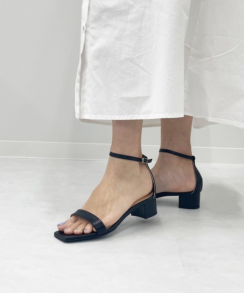 Mode et Jacomo(モードエジャコモ)の「スクエアトゥアンクルストラップサンダル(サンダル・レディース・ブラック/ホワイト系その他2/イエロー系その他・23.5cm/24.5cm/24cm/23cm/22.5cm)」の3枚目の写真