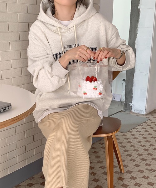 LAFFMO（ラフモ）の「オーバーサイズロゴプリントフーディー（パーカー・レディース・ライトグレー/ダークグレー/ネイビー・F）」の4枚目の写真