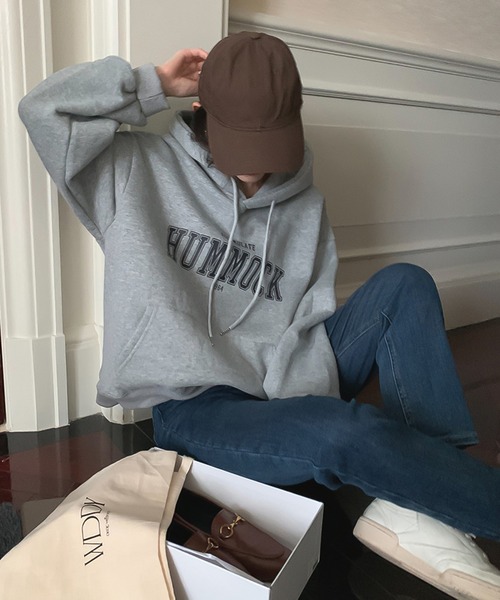 LAFFMO（ラフモ）の「オーバーサイズロゴプリントフーディー（パーカー・レディース・ライトグレー/ダークグレー/ネイビー・F）」の8枚目の写真