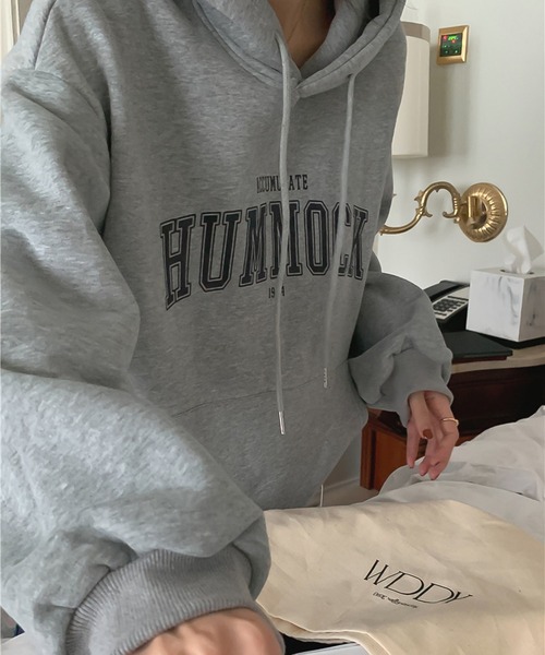 LAFFMO（ラフモ）の「オーバーサイズロゴプリントフーディー（パーカー・レディース・ライトグレー/ダークグレー/ネイビー・F）」の11枚目の写真