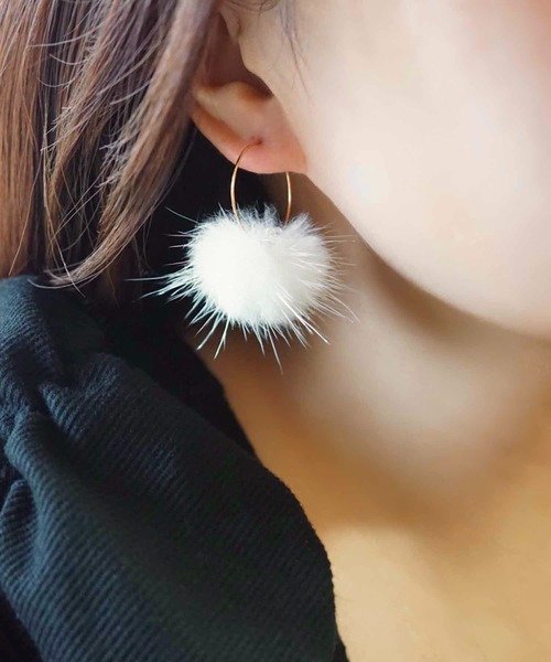 CERCA（チェルカ）の「jolie minette/ふわふわ ファー フープ ピアス（ピアス（両耳用）・レディース・ピンクベージュ/ホワイト/ベージュ/ラベンダー/ブラック・FREE）」の7枚目の写真