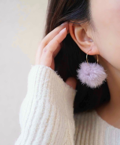 CERCA（チェルカ）の「jolie minette/ふわふわ ファー フープ ピアス（ピアス（両耳用）・レディース・ピンクベージュ/ホワイト/ベージュ/ラベンダー/ブラック・FREE）」の6枚目の写真