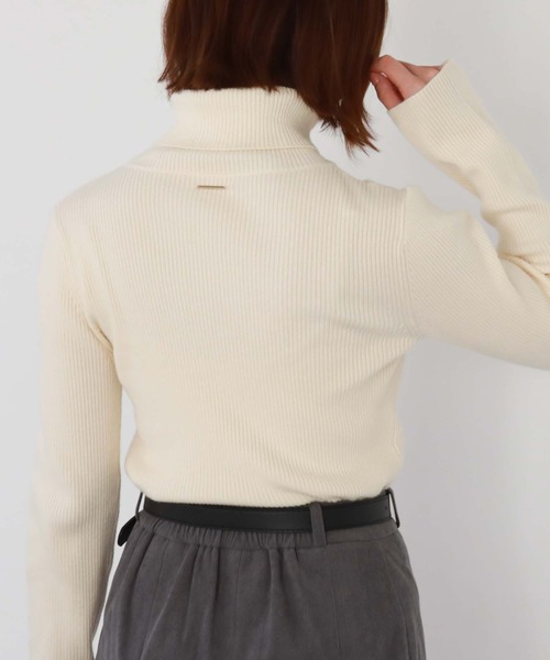 archives（アルシーヴ）の「ポイントチャームタートルリブニット（ニット/セーター・レディース・アイボリー/ブラック/ピンクベージュ/グレー・MEDIUM）」の2枚目の写真