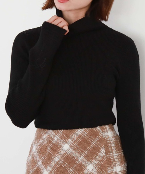 archives（アルシーヴ）の「ポイントチャームタートルリブニット（ニット/セーター・レディース・アイボリー/ブラック/ピンクベージュ/グレー・MEDIUM）」の3枚目の写真