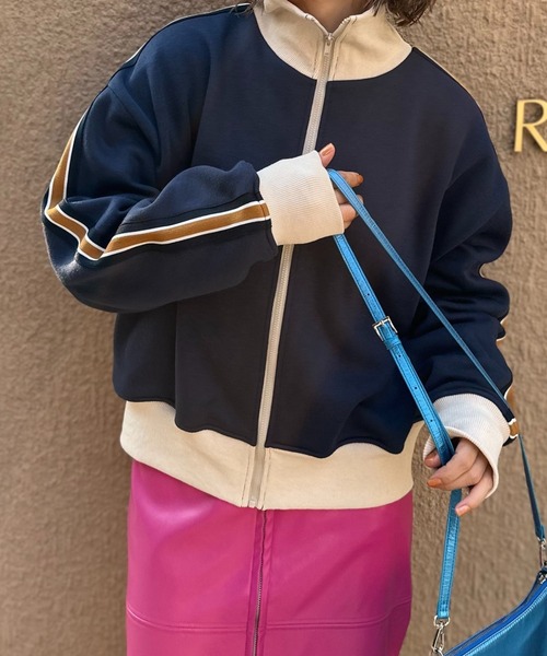 mi via loca（ミヴィアロカ）の「Vintageライクライン裏起毛 ハイネックトラックジャケット（ジャージ・レディース・ブラック/オートミール/ネイビー・FREE）」の20枚目の写真