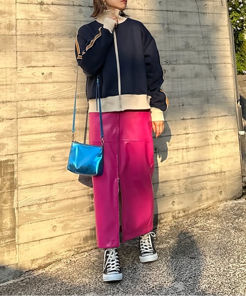 mi via loca（ミヴィアロカ）の「Vintageライクライン裏起毛 ハイネックトラックジャケット（ジャージ・レディース・ブラック/オートミール/ネイビー・FREE）」の21枚目の写真