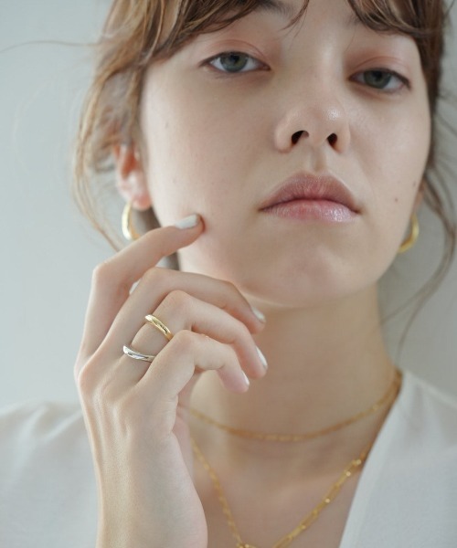 LENERA(レネラ)の「デザイン リング 2連 重ね付け ゴールド シルバー(リング・レディース・シルバー/シルバー×ゴールド・11号)」の4枚目の写真