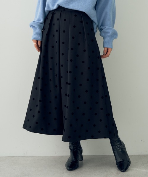 YECCA VECCA（イェッカヴェッカ）の「フロッキードットフレアスカート（スカート・レディース・ブラック/ダークベージュ・S/M）」の2枚目の写真