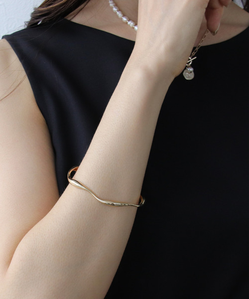 Three Four Time（ｽﾘｰﾌｫｰﾀｲﾑ）の「スクリューメタルバングル（バングル/リストバンド・レディース・ゴールド/シルバー・FREE）」の2枚目の写真