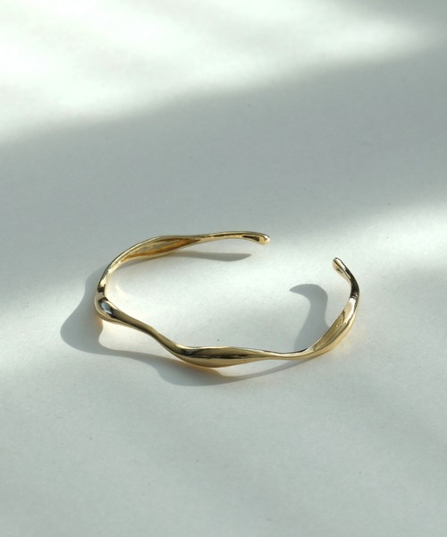 Three Four Time（ｽﾘｰﾌｫｰﾀｲﾑ）の「スクリューメタルバングル（バングル/リストバンド・レディース・ゴールド/シルバー・FREE）」の4枚目の写真