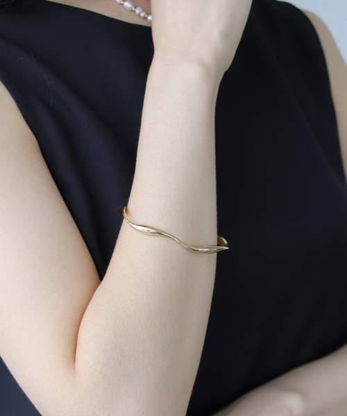 Three Four Time（ｽﾘｰﾌｫｰﾀｲﾑ）の「スクリューメタルバングル（バングル/リストバンド・レディース・ゴールド/シルバー・FREE）」の5枚目の写真