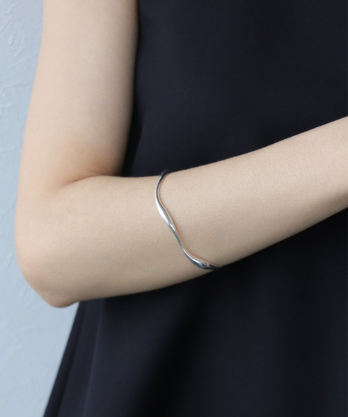 Three Four Time（ｽﾘｰﾌｫｰﾀｲﾑ）の「スクリューメタルバングル（バングル/リストバンド・レディース・ゴールド/シルバー・FREE）」の6枚目の写真