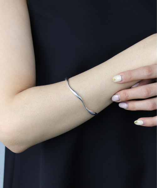 Three Four Time（ｽﾘｰﾌｫｰﾀｲﾑ）の「スクリューメタルバングル（バングル/リストバンド・レディース・ゴールド/シルバー・FREE）」の7枚目の写真